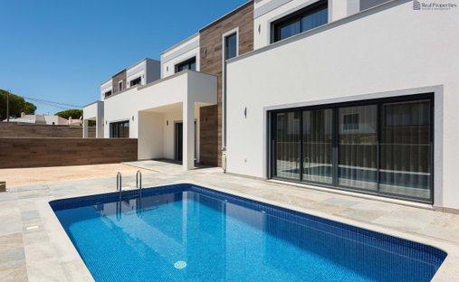Townhouse in Praia dos Pescadores, Olhos de Agua, Portugal 1