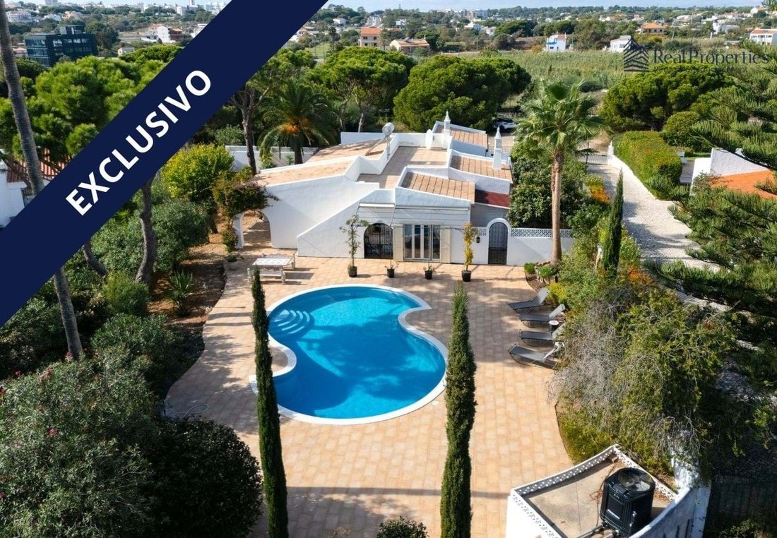 Villa in Quarteira, Algarve, Portugal 1 - 16819337