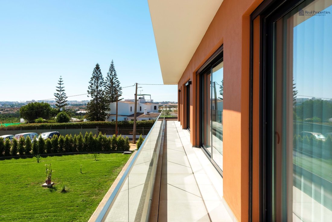 Villa in Faro (Se e Sao Pedro), Algarve, Portugal 1 - 16396576