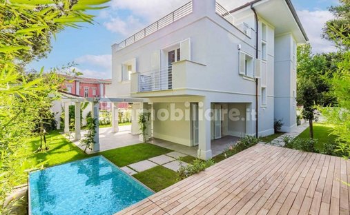 House in Center, Forte dei Marmi, Tuscany 1