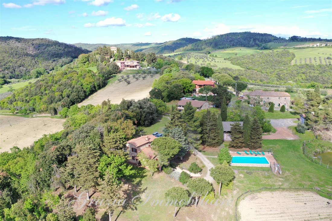 Estate in Volterra, Tuscany, Italy 1 - 16923032