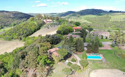 Estate in Volterra, Tuscany, Italy 1
