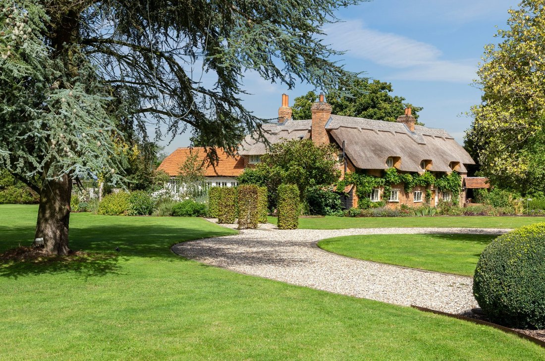 House in Brimpton, England 1 - 16923186