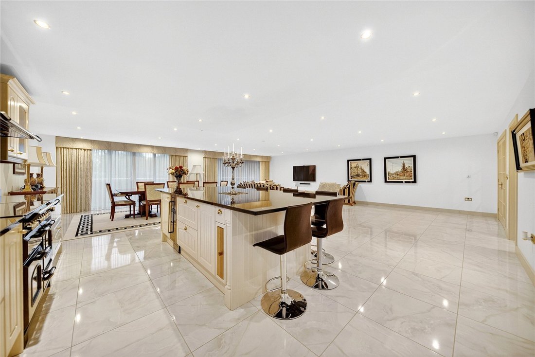 Apartment in Alwoodley, Leeds, England 3 - 16925221