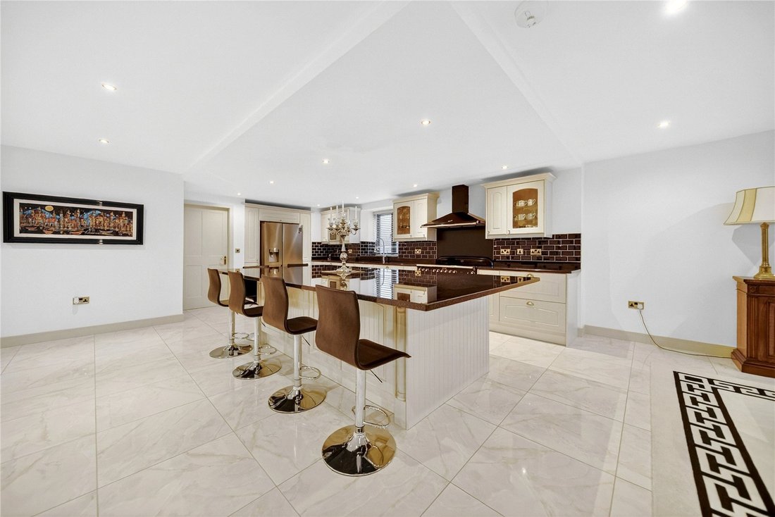 Apartment in Alwoodley, Leeds, England 2 - 16925221