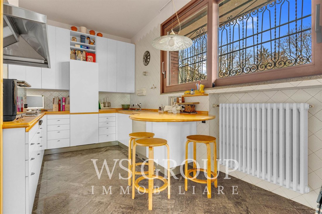 Villa in Carate Brianza, Lombardy, Italy 4 - 16925429