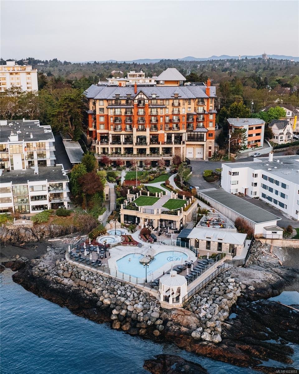 Condo in Oak Bay, British Columbia, Canada 1 - 16925609