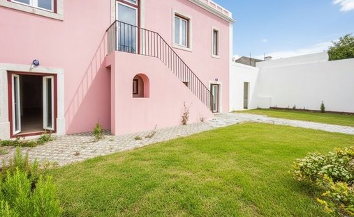House in Almargem do Bispo, Lisbon, Portugal 1