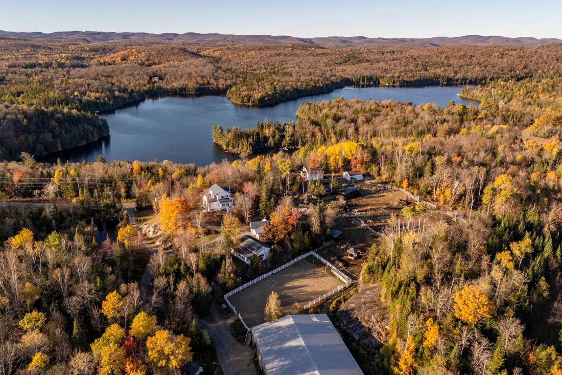 Corps de ferme à Sainte-Marguerite-du-Lac-Masson, Québec, Canada 3 - 16928520
