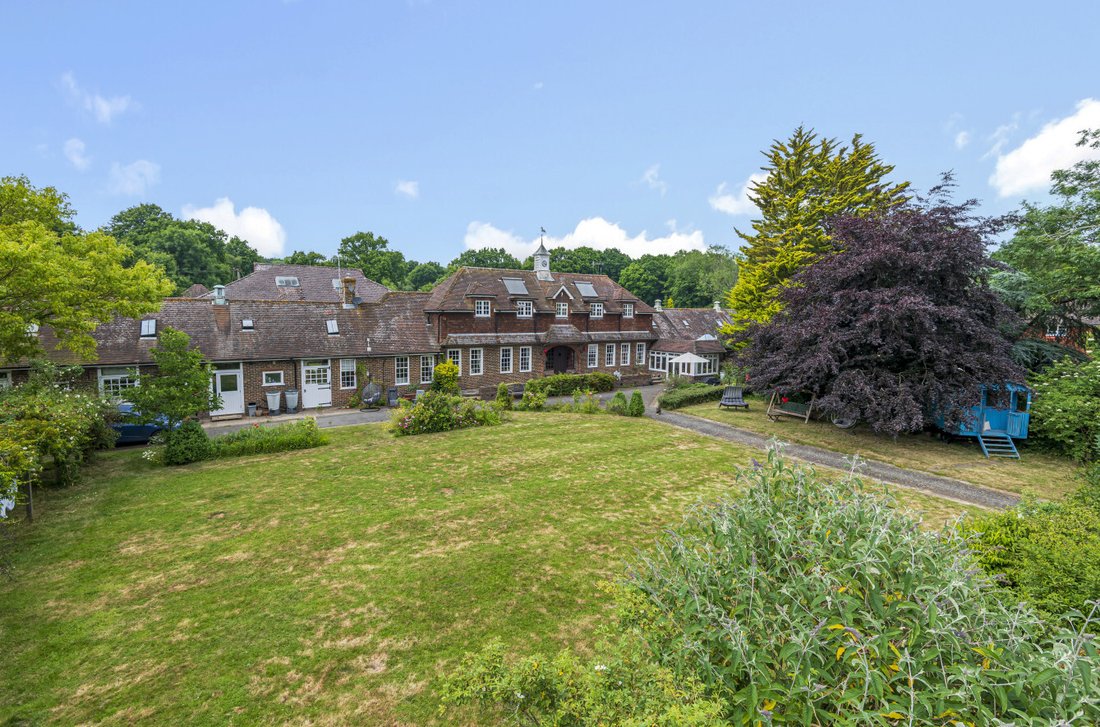 House in Hackenden, East Grinstead, England 1 - 16928226