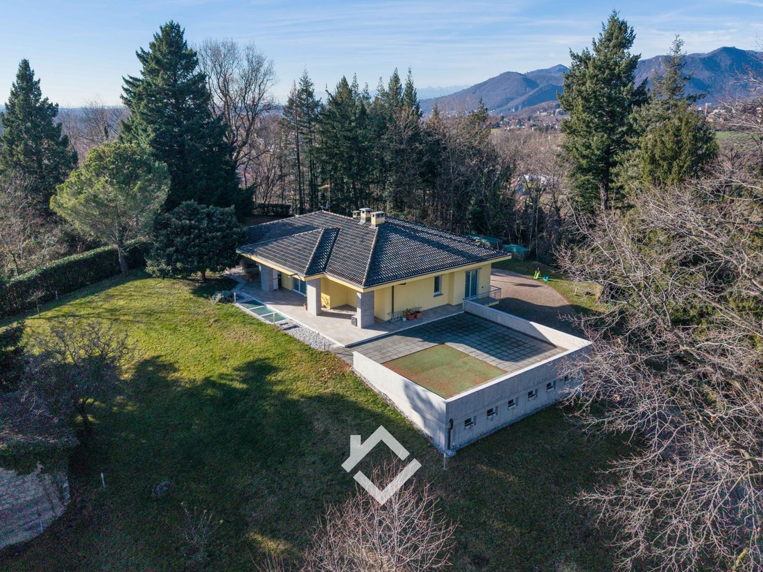 Villa in Clivio, Lombardy, Italy 1 - 16928637