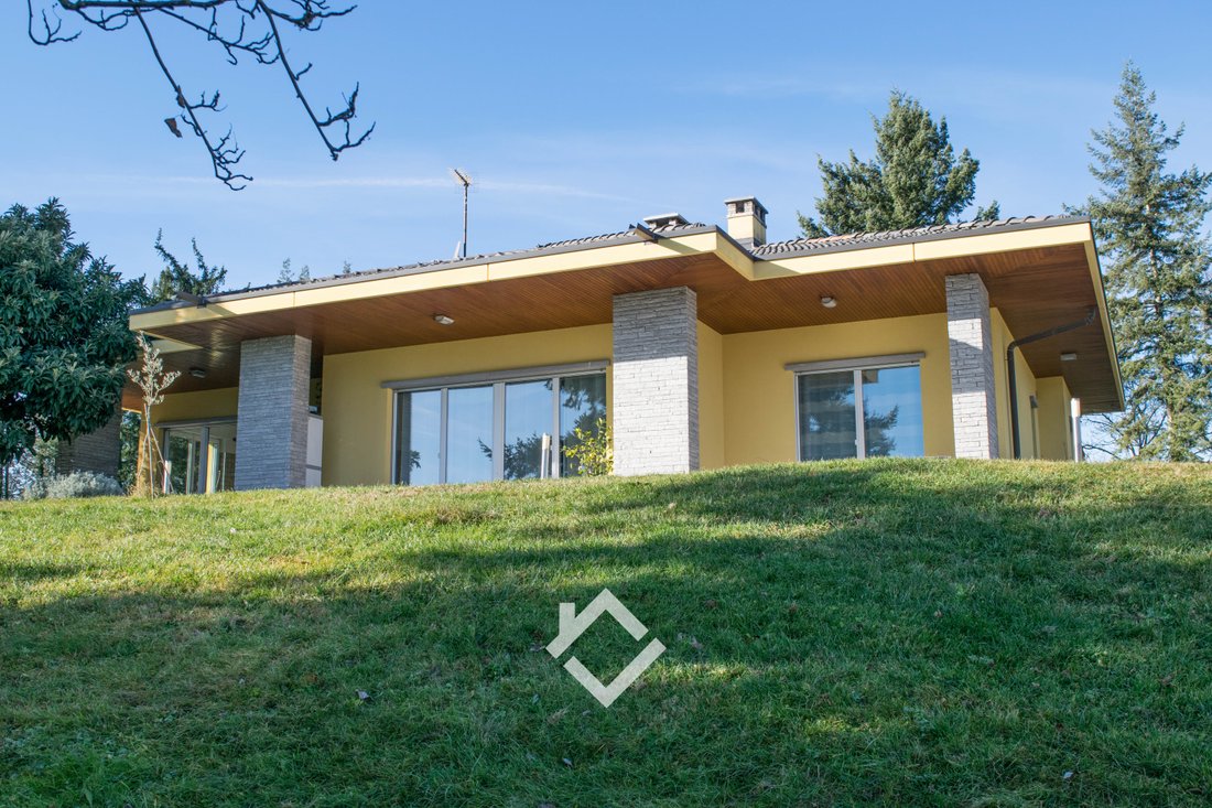 Villa in Clivio, Lombardy, Italy 2 - 16928637
