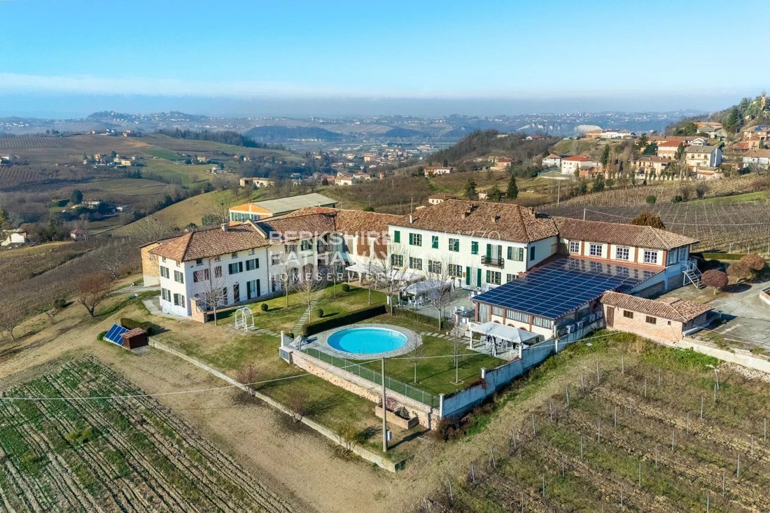 Estate in Costigliole d'Asti, Piedmont, Italy 1 - 16933494