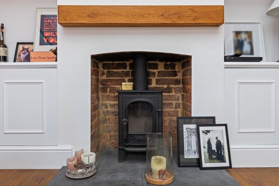 House in Broadbridge Heath, England 3 - 16930115