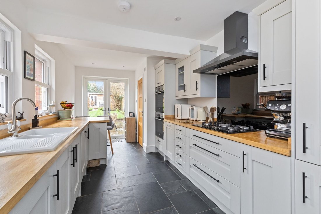 House in Broadbridge Heath, England 2 - 16930115