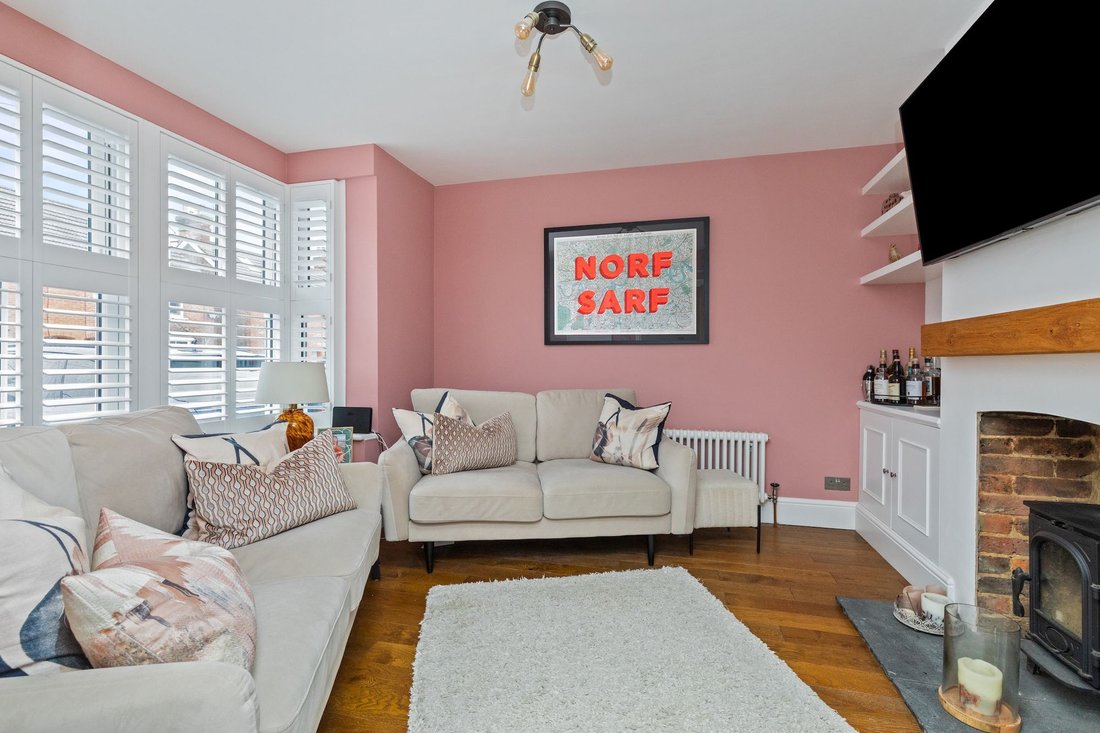 House in Broadbridge Heath, England 4 - 16930115