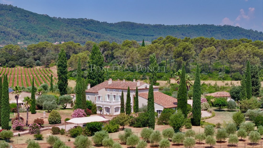 Estate in Brignoles, Provence-Alpes-Côte d'Azur, France 1 - 15594248