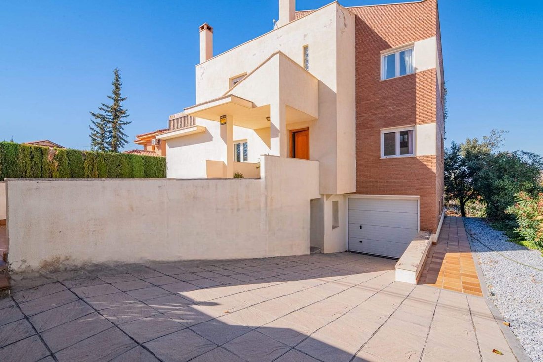 Villa in La Zubia, Andalusia, Spain 1 - 16933475