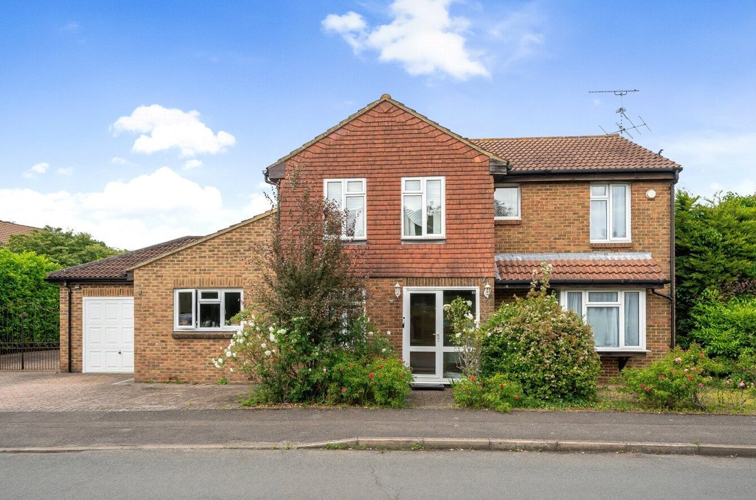 House in Abbotswood, Guildford, England 1 - 16941625