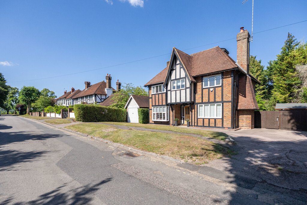 House in Dorking, England 1 - 16941647