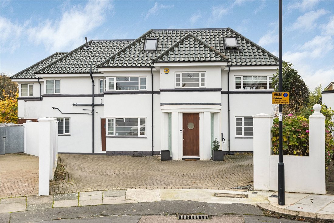House in Oakwood, Enfield, England 2 - 16943099