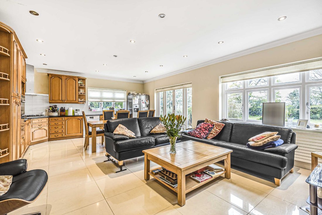 House in Hertsmere, England 3 - 16943006