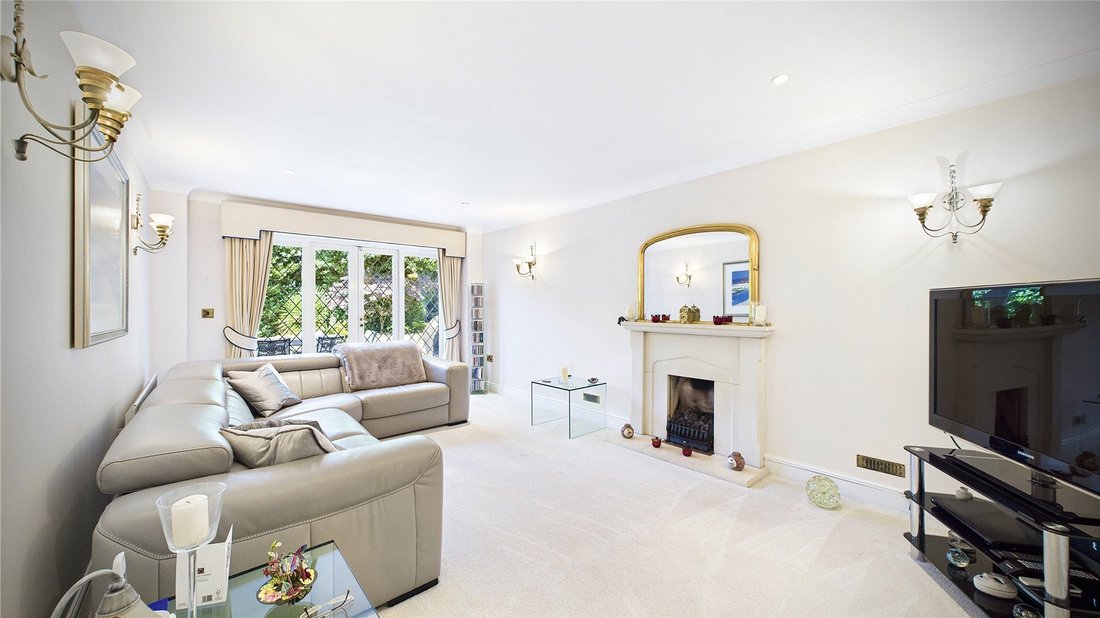 House in Chobham, England 3 - 16940604