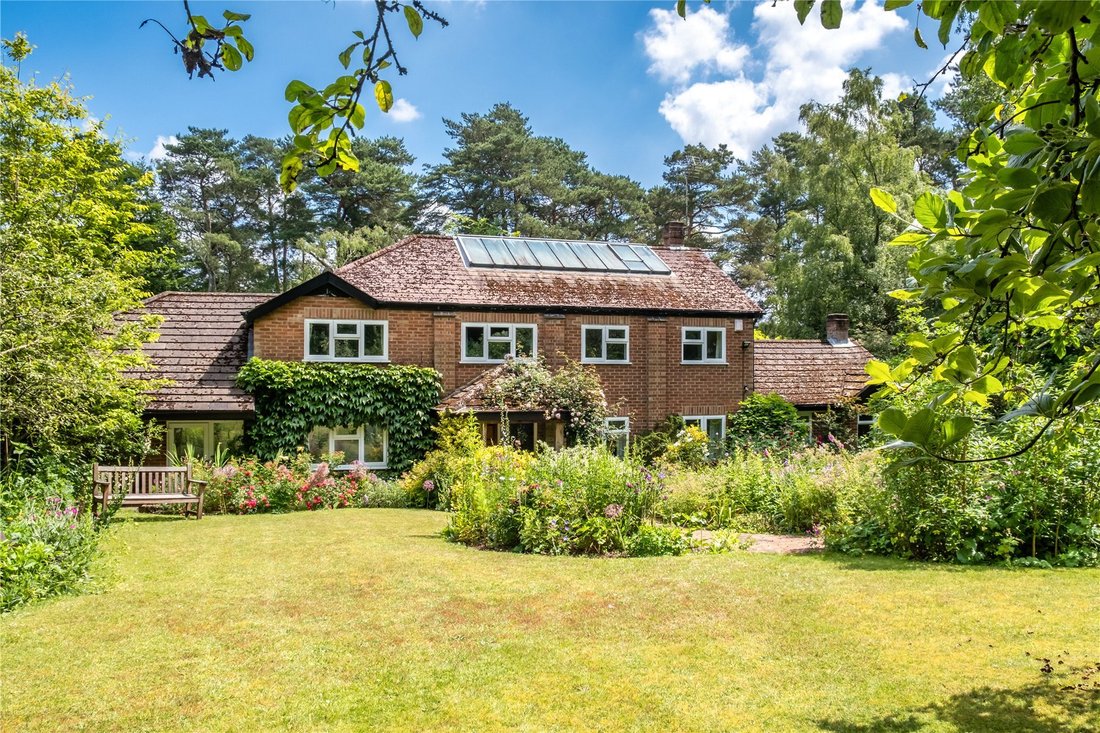 House in Grayshott, England 1 - 16941140