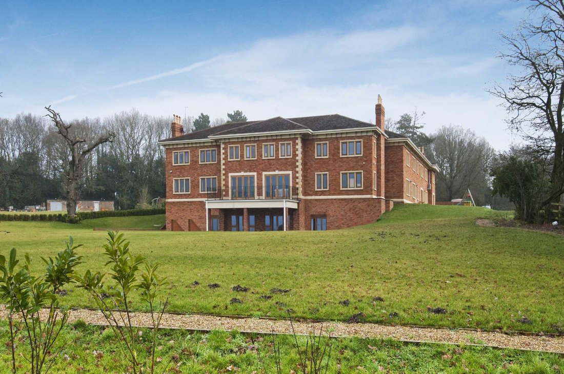 House in Elstree (Elstree and Borehamwood), Elstree, England 2 - 16943319