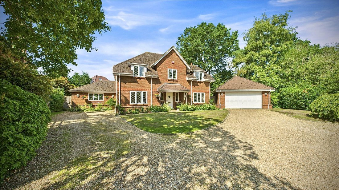 House in Chobham, England 1 - 16940604