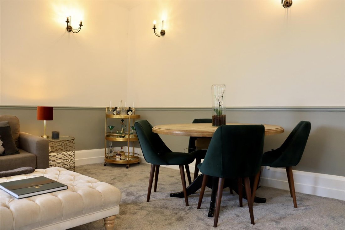 Apartment in Virginia Water, England 4 - 16939845