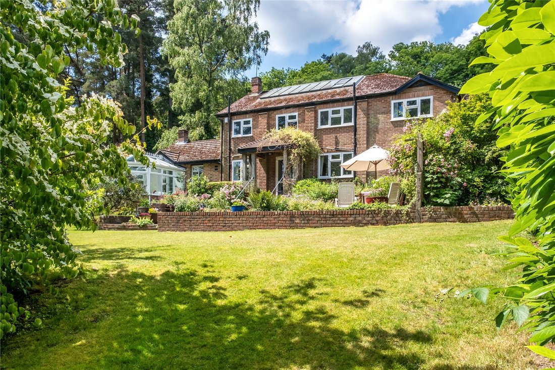 House in Grayshott, England 5 - 16941140