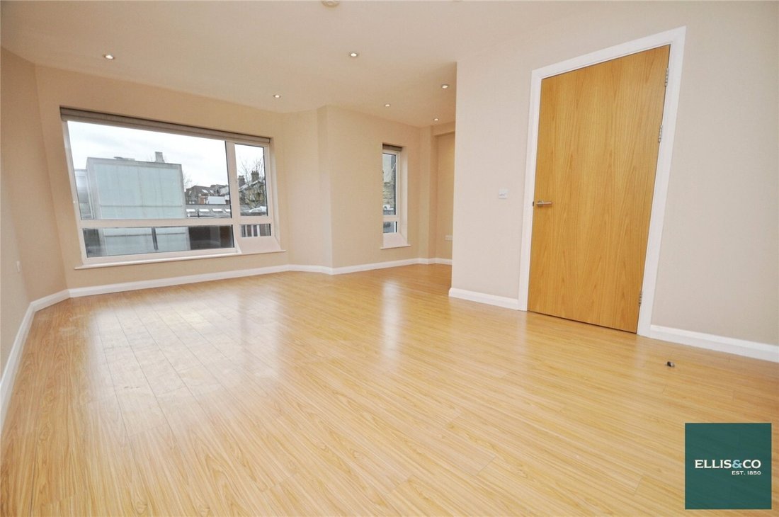 House in Barnet, England 2 - 16939255