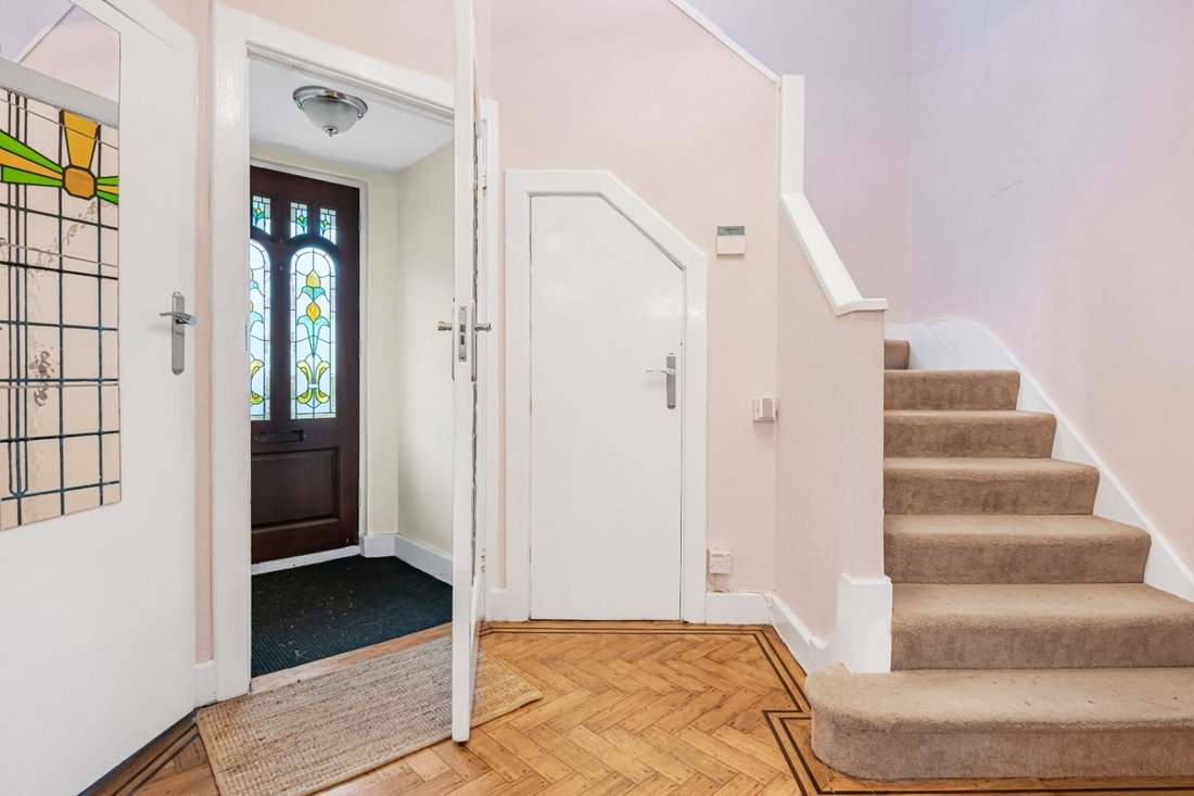 House in Edgware, Barnet, England 3 - 16939637
