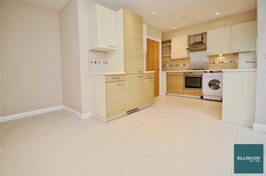 House in Barnet, England 3 - 16939255