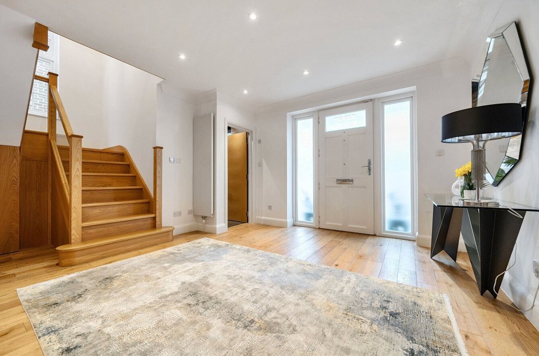House in Barnet, England 2 - 16940311
