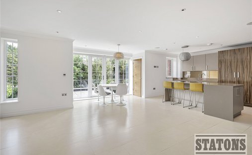 Apartment in The Ridgeway, Enfield, England 1