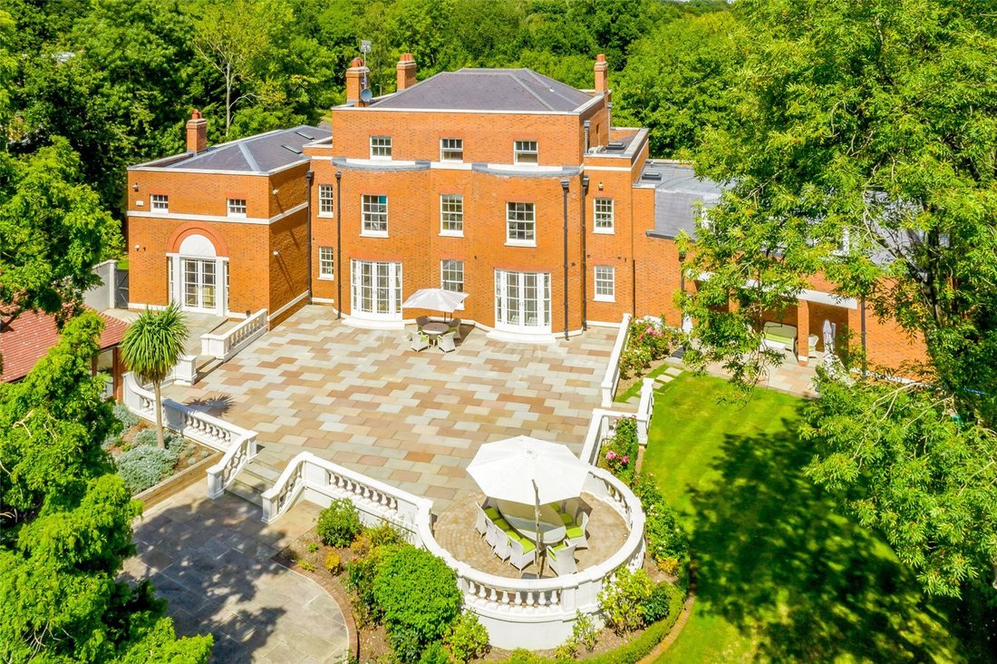 House in Monken Hadley, Barnet, England 2 - 16940129