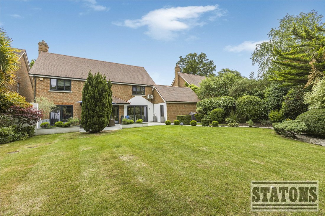 House in Elstree (Elstree and Borehamwood), Elstree, England 2 - 16940538