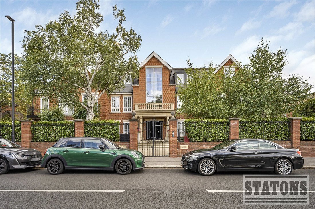 Apartment in The Ridgeway, Enfield, England 2 - 16940844