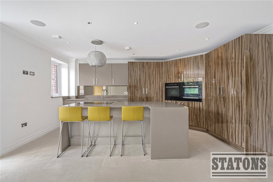 Apartment in The Ridgeway, Enfield, England 3 - 16940844