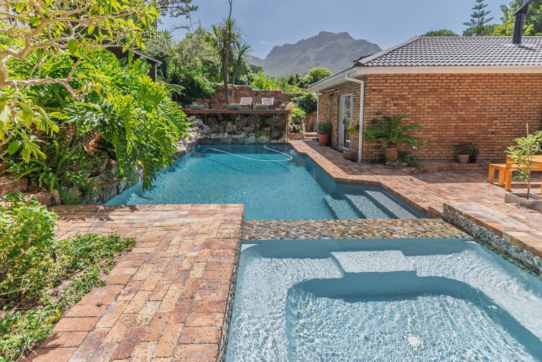House in Hout Bay, South Peninsula, Cape Town 2 - 16939941