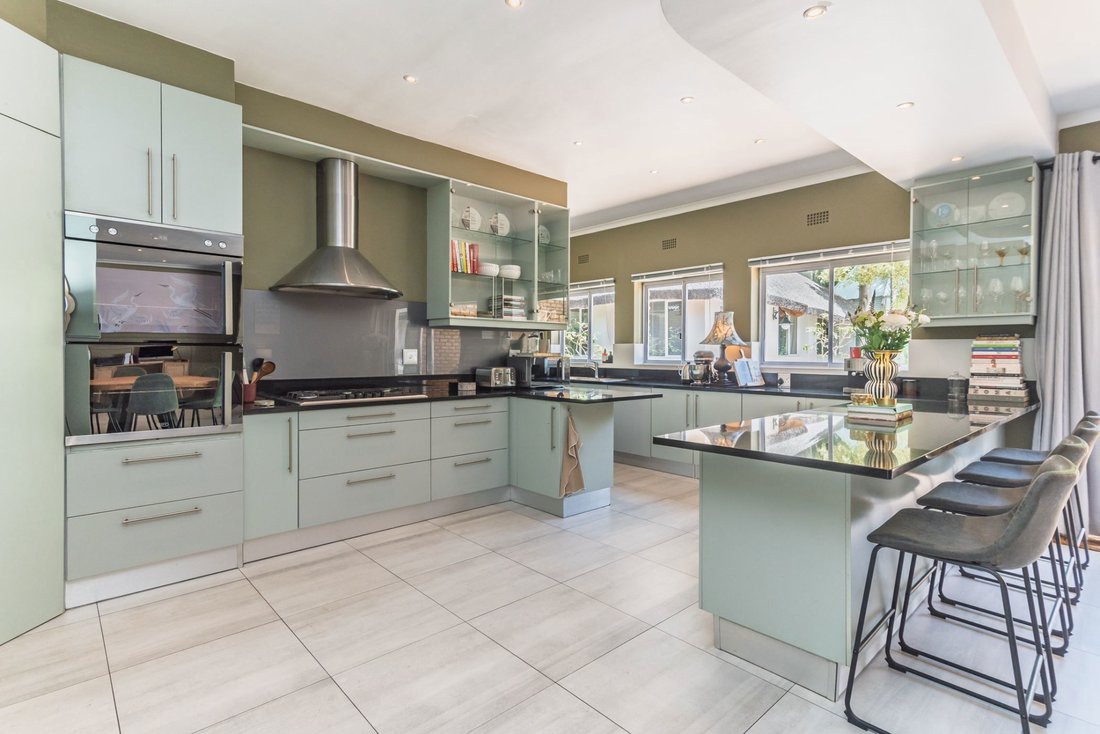 House in Hout Bay, South Peninsula, Cape Town 5 - 16939941