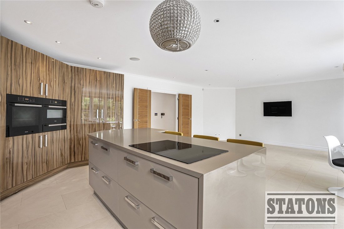 Apartment in The Ridgeway, Enfield, England 4 - 16940844