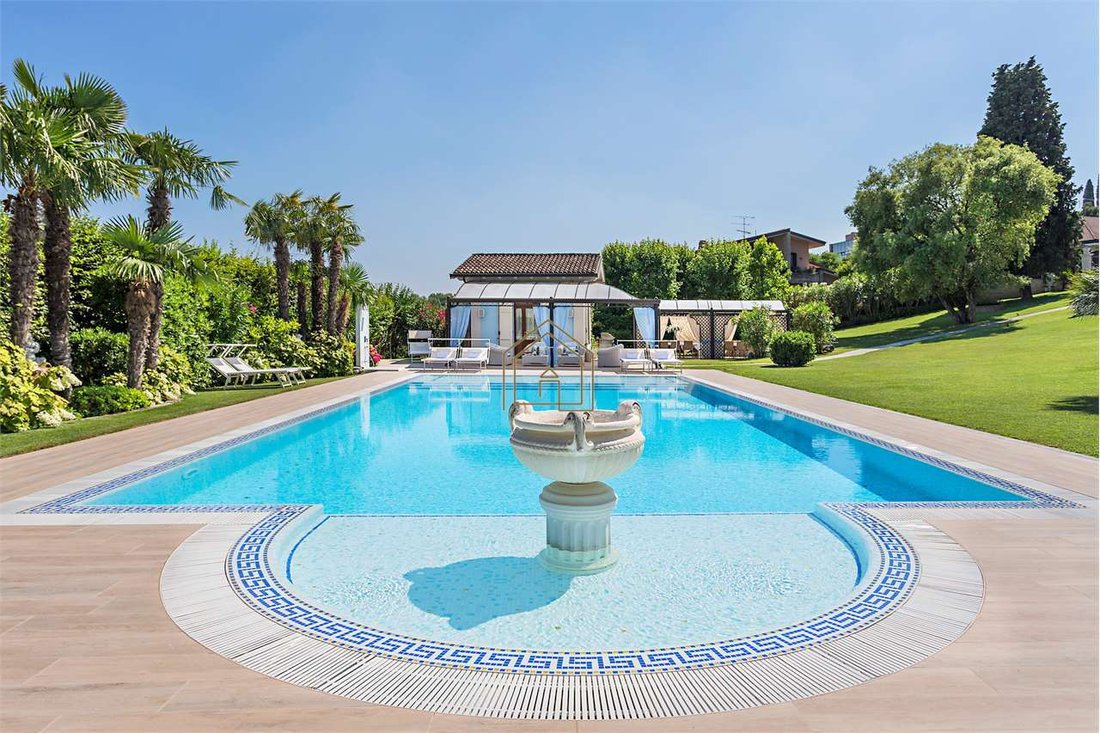 Villa in Historic Center, Desenzano del Garda, Lombardy 2 - 16939583