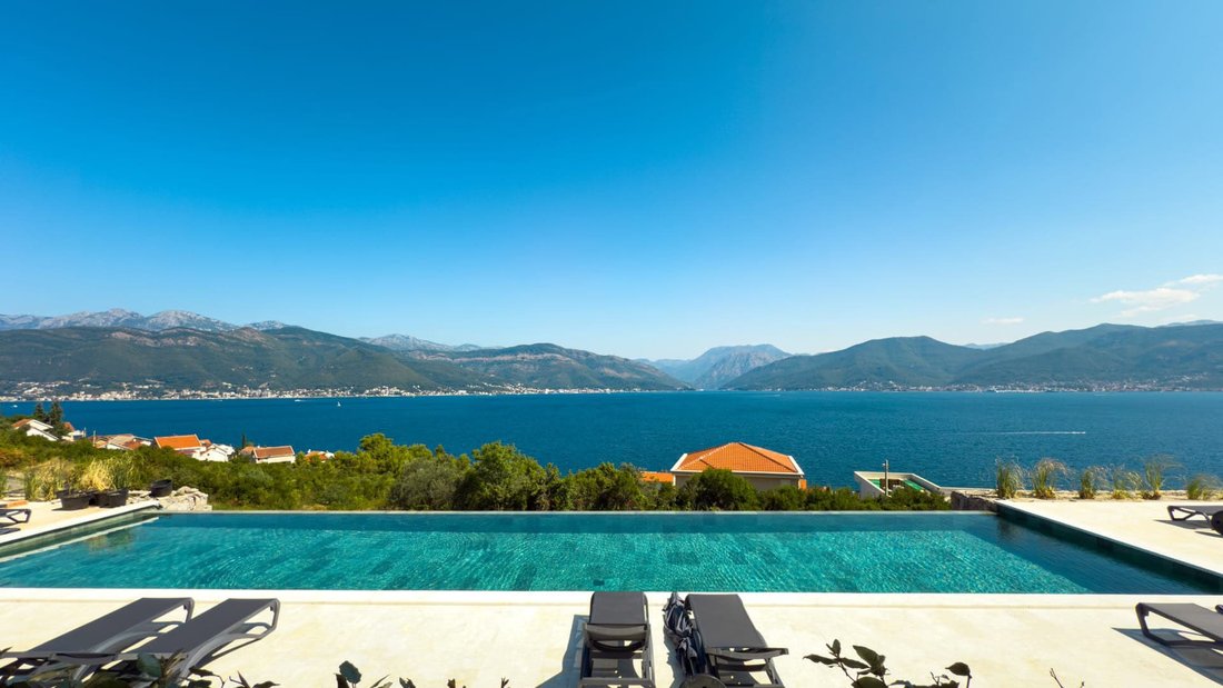 Apartment in Krašići, Tivat Municipality, Montenegro 1 - 16504035