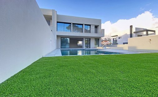 House in Barcarena, Lisbon, Portugal 1