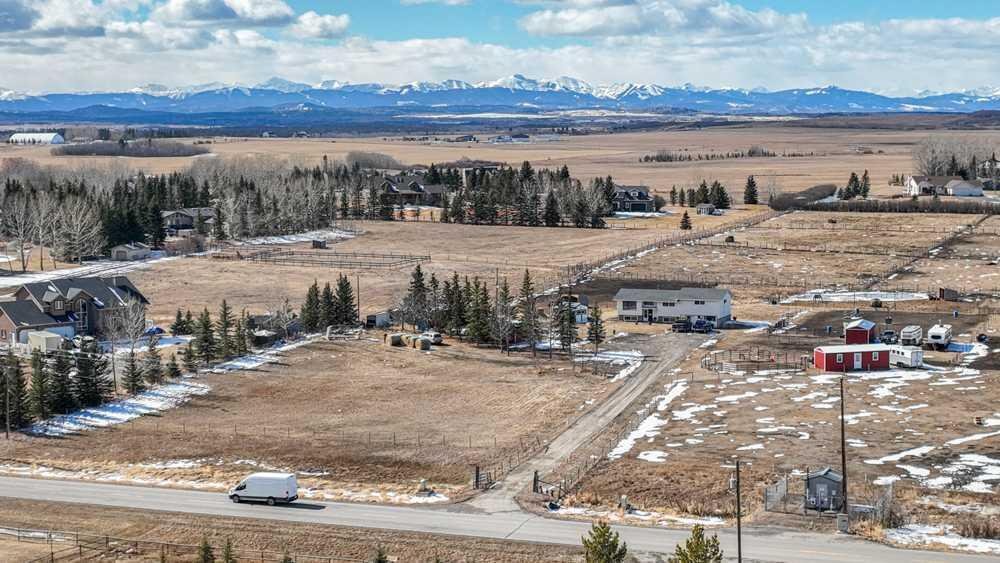 House in Calgary, Alberta, Canada 2 - 15936149