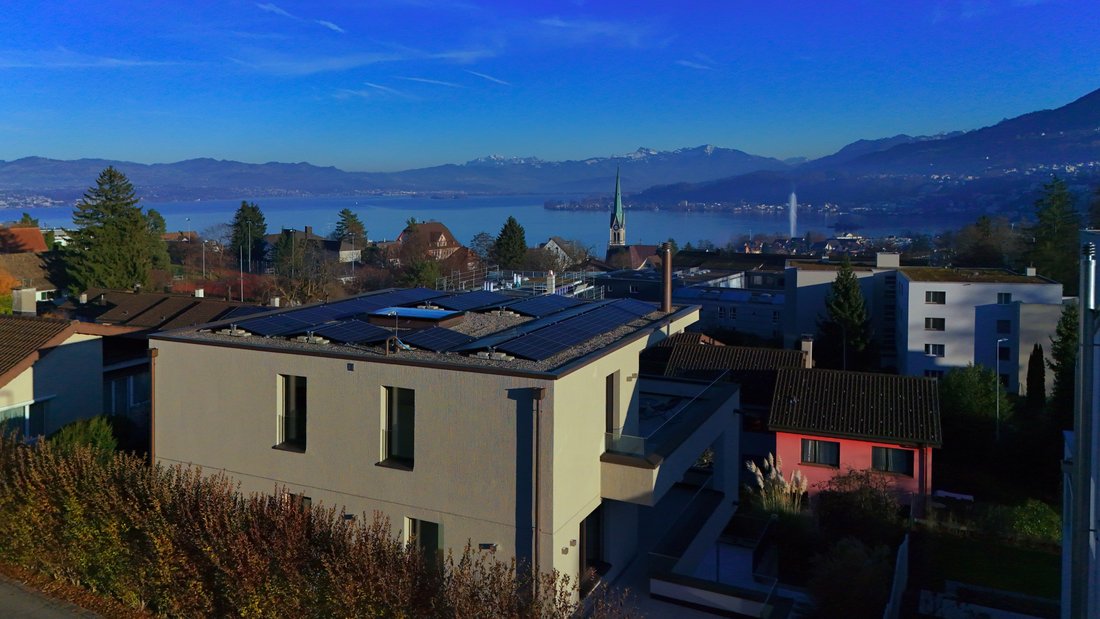 Detached Single Family Home With Lake View