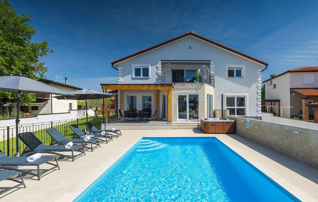Villa in Porec, Istria County, Croatia 2 - 16944665
